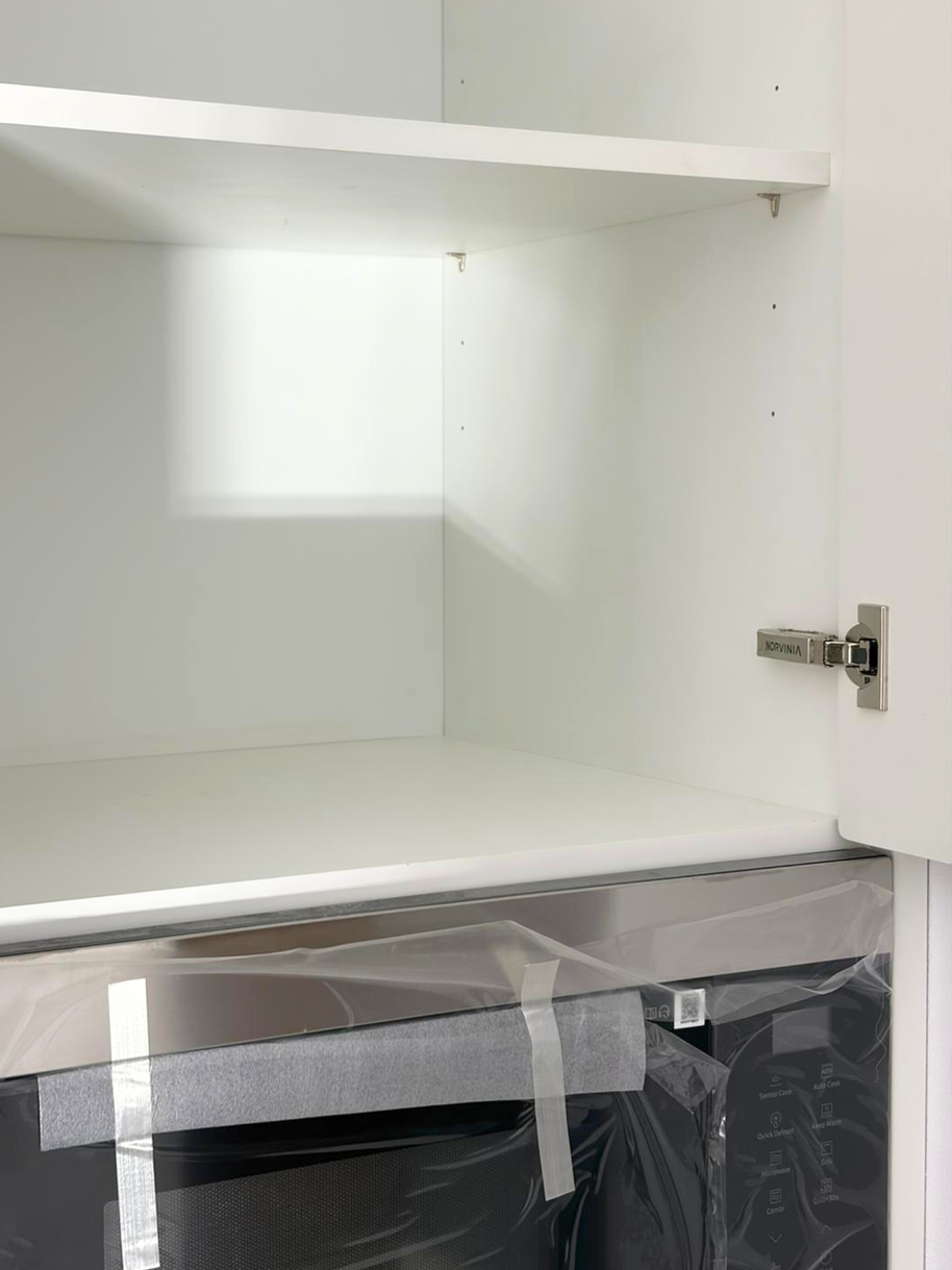 Mobilier de bucătărie NORVINIA, cu fronturi din MDF termoformat, blat din cuarț compozit și mânere tip profil GOLA