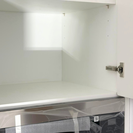 Mobilier de bucătărie NORVINIA, cu fronturi din MDF termoformat, blat din cuarț compozit și mânere tip profil GOLA