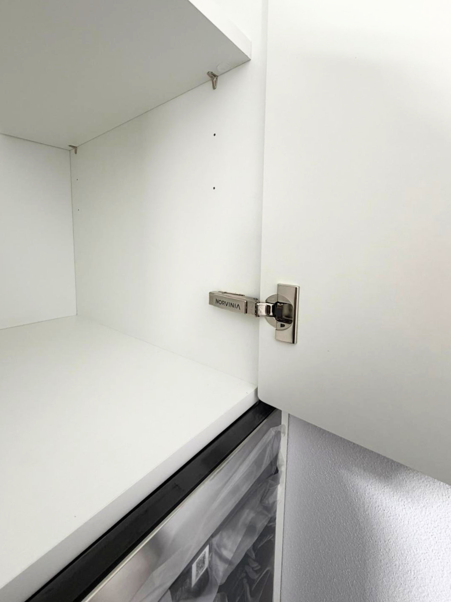 Mobilier de bucătărie NORVINIA, cu fronturi din MDF termoformat, blat din cuarț compozit și mânere tip profil GOLA