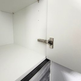 Mobilier de bucătărie NORVINIA, cu fronturi din MDF termoformat, blat din cuarț compozit și mânere tip profil GOLA