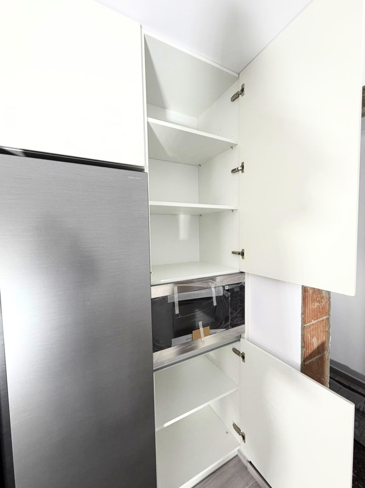 Mobilier de bucătărie NORVINIA, cu fronturi din MDF termoformat, blat din cuarț compozit și mânere tip profil GOLA