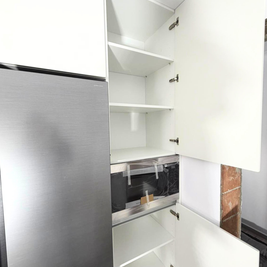 Mobilier de bucătărie NORVINIA, cu fronturi din MDF termoformat, blat din cuarț compozit și mânere tip profil GOLA