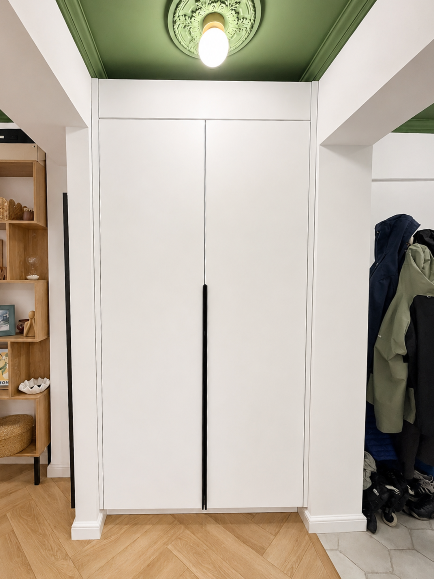 Mobilier pentru hol realizat la comandă de NORVINIA