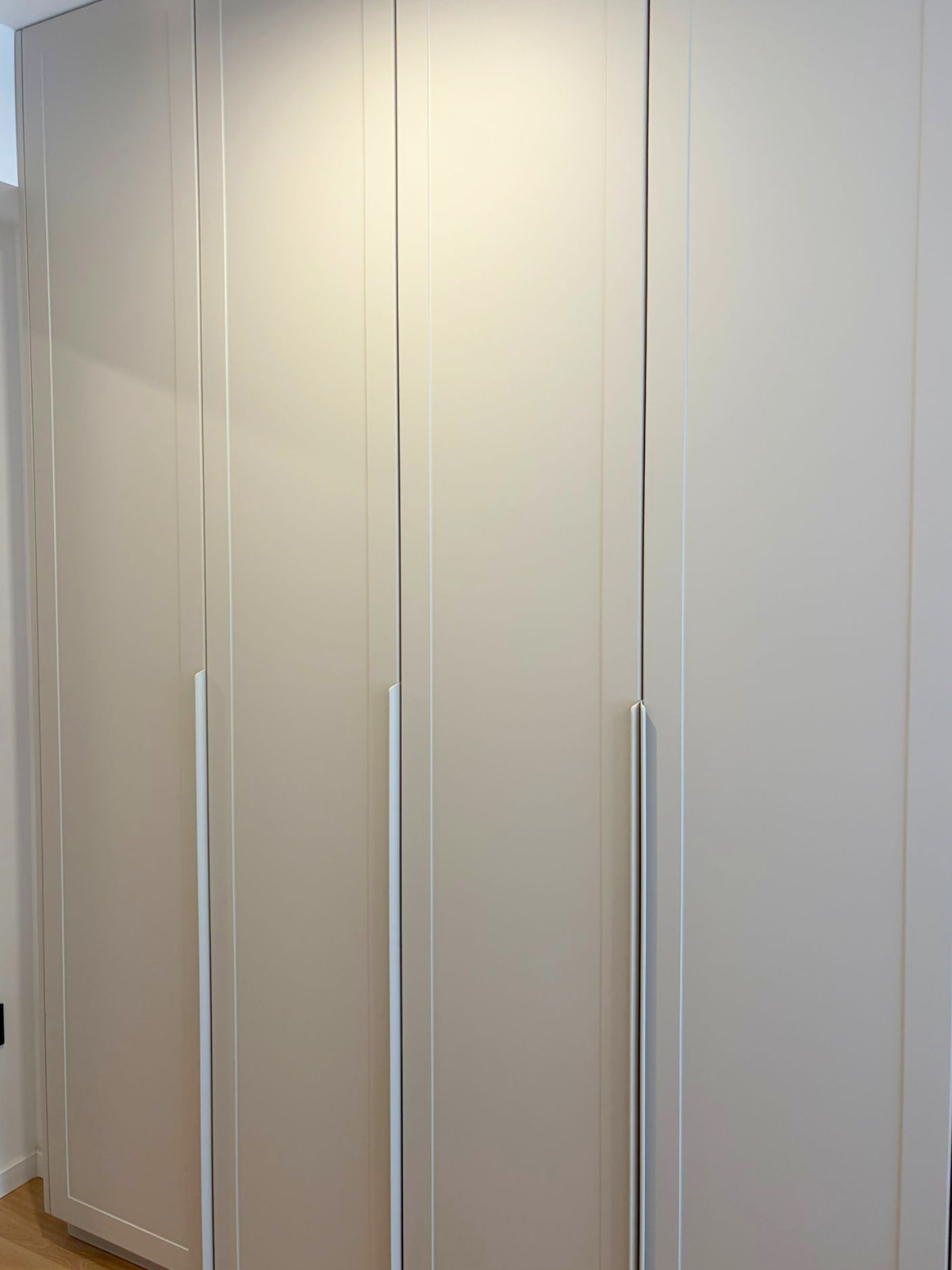Mobilier la comandă din MDF termoformat pentru dormitor - noptieră, consolă și dressing