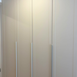Mobilier la comandă din MDF termoformat pentru dormitor - noptieră, consolă și dressing