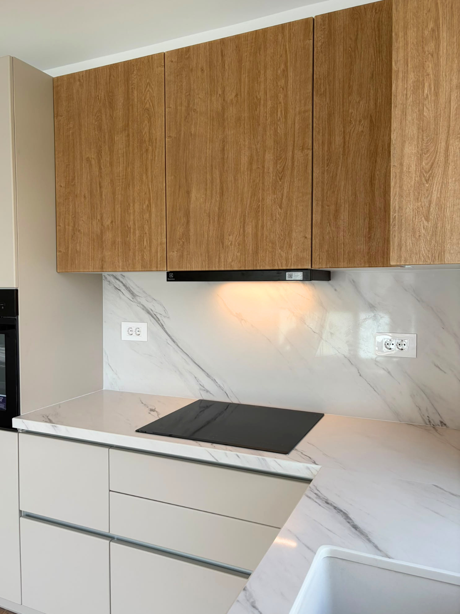 Mobilier din MDF termoformat cu blat din cuarț compozit și mânere GOLA