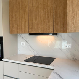Mobilier din MDF termoformat cu blat din cuarț compozit și mânere GOLA