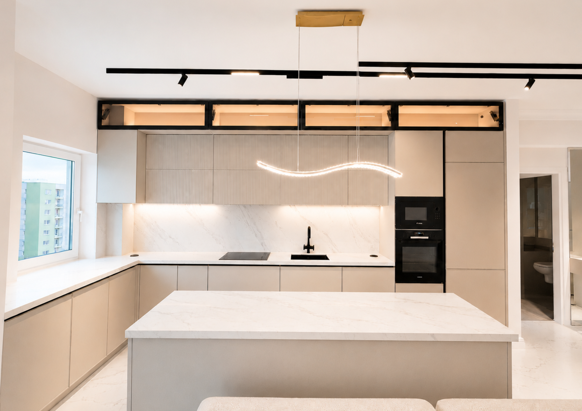 Mobilier de bucătărie NORVINIA, cu fronturi din MDF termoformat, blat din cuarț compozit și mânere tip profil GOLA, finisaj negru mat