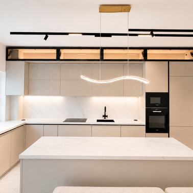 Mobilier de bucătărie NORVINIA, cu fronturi din MDF termoformat, blat din cuarț compozit și mânere tip profil GOLA, finisaj negru mat