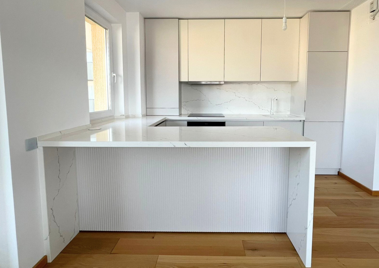 Mobilier la comandă pentru bucătărie NORVINIA, cu mânere tip profil GOLA și blat din cuarț compozit