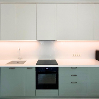 Mobilier de bucătărie NORVINIA, cu fronturi din MDF termoformat, blat din cuarț compozit și mânere tip profil GOLA și metalice aplicate
