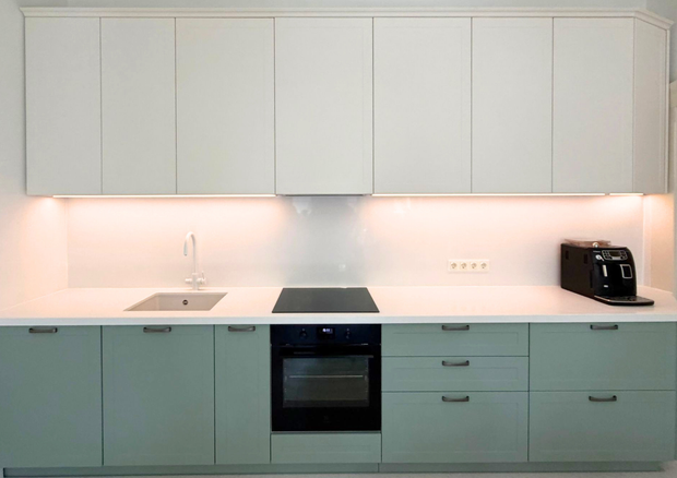 Mobilier de bucătărie NORVINIA, cu fronturi din MDF termoformat, blat din cuarț compozit și mânere tip profil GOLA și metalice aplicate