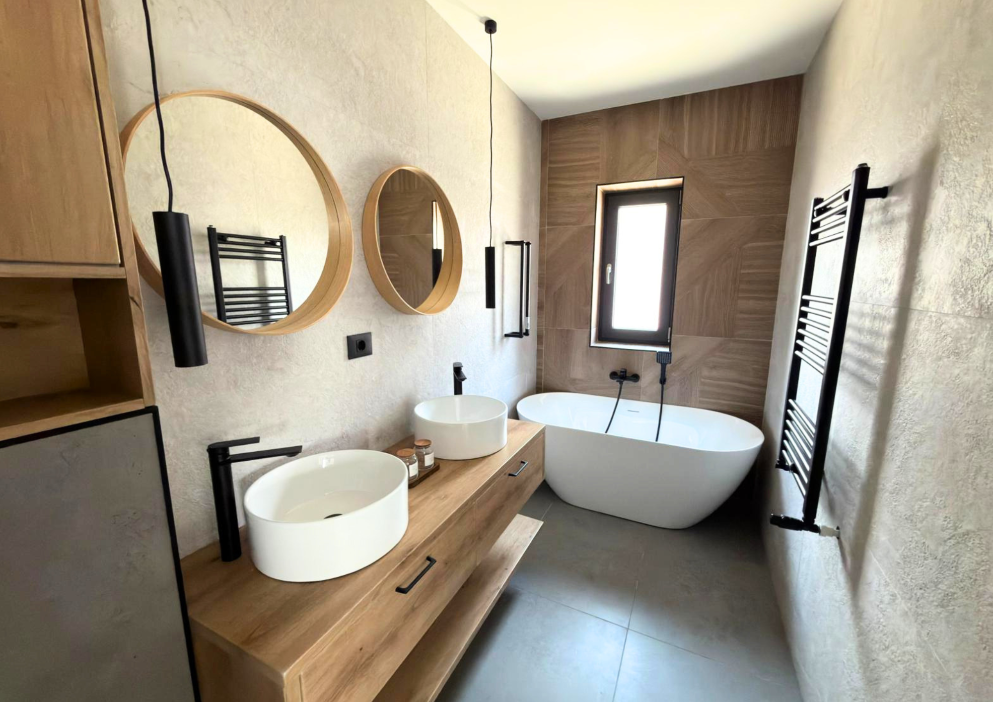 Mobilier pentru baie realizat la comandă de NORVINIA din MDF temoformat