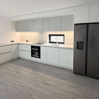Mobilier de bucătărie NORVINIA, cu fronturi din MDF termoformat, blat din cuarț compozit și mânere tip profil GOLA