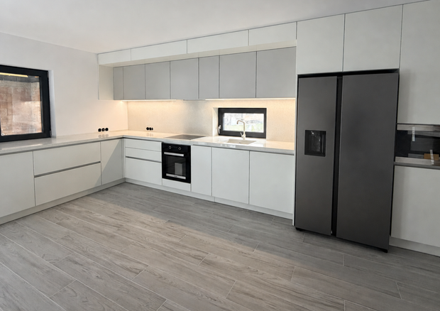 Mobilier de bucătărie NORVINIA, cu fronturi din MDF termoformat, blat din cuarț compozit și mânere tip profil GOLA