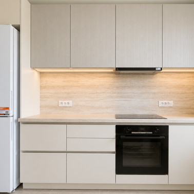 Mobilier de bucătărie NORVINIA, cu fronturi din MDF termoformat, blat termorezistent EGGER și mânere tip profil GOLA