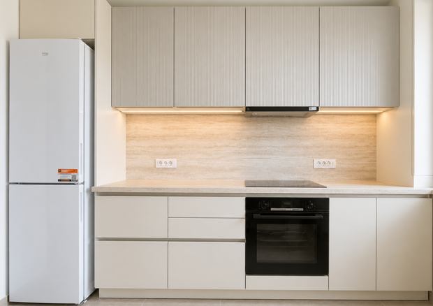 Mobilier de bucătărie NORVINIA, cu fronturi din MDF termoformat, blat termorezistent EGGER și mânere tip profil GOLA