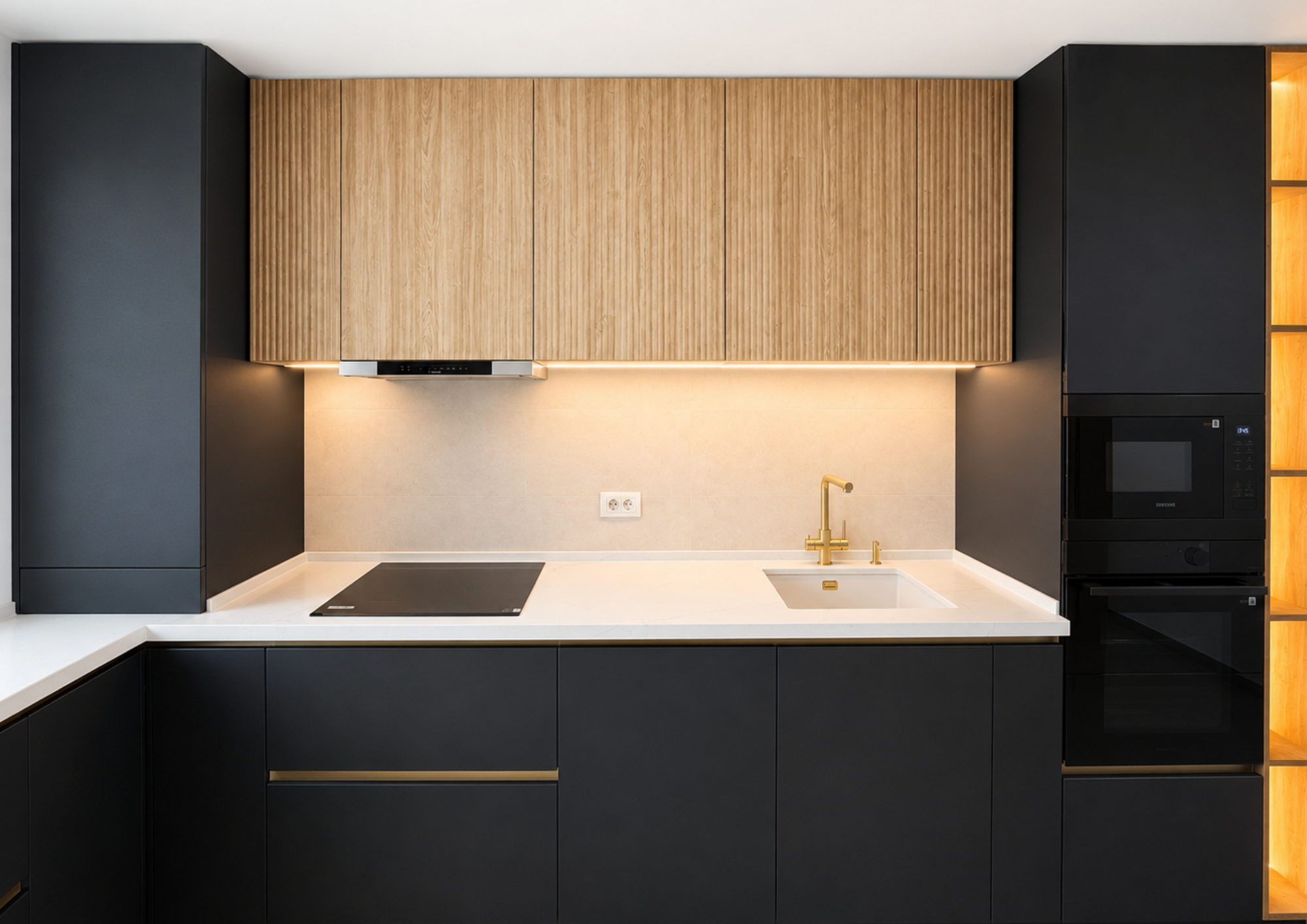 Mobilier de bucătărie NORVINIA, cu fronturi din MDF termoformat albastre și textură lemn, blat din cuarț compozit și mânere tip profil GOLA, finisaj auriu