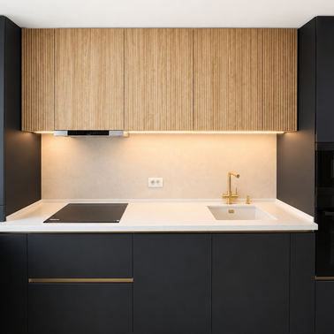 Mobilier de bucătărie NORVINIA, cu fronturi din MDF termoformat albastre și textură lemn, blat din cuarț compozit și mânere tip profil GOLA, finisaj auriu