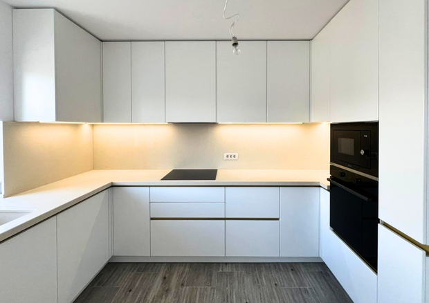 Mobilier de bucătărie NORVINIA, cu fronturi din MDF termoformat și mânere tip profil GOLA și blat din cuarț compozit