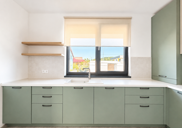 Mobilier de bucătărie NORVINIA, cu fronturi din MDF termoformat, blat din cuarț compozit și mânere metalice aplicate
