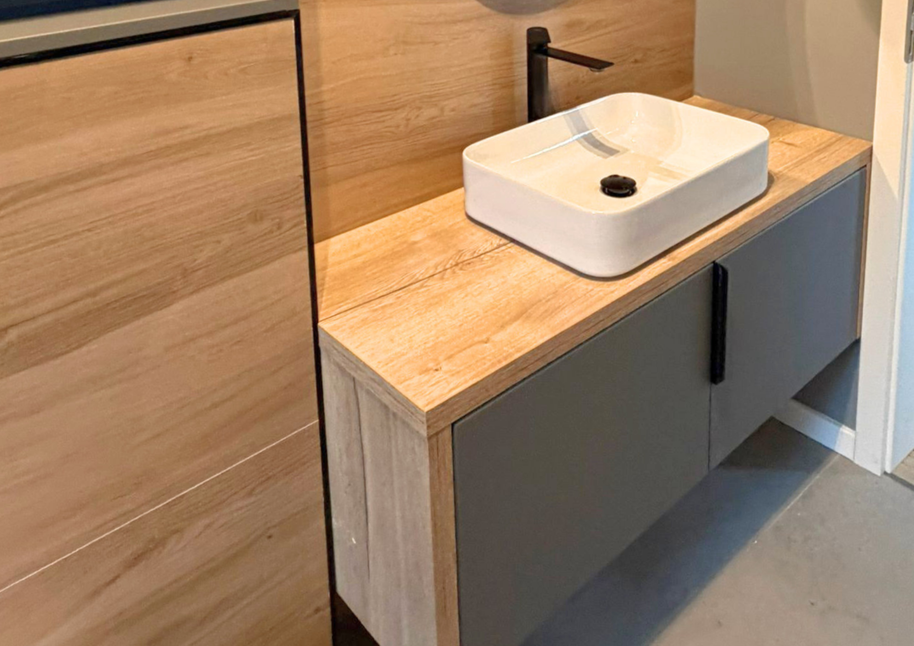 Mobilier pentru baie realizat la comandă de NORVINIA din MDF temoformat