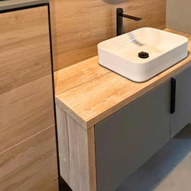 Mobilier pentru baie realizat la comandă de NORVINIA din MDF temoformat
