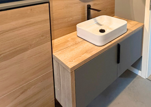 Mobilier pentru baie realizat la comandă de NORVINIA din MDF temoformat