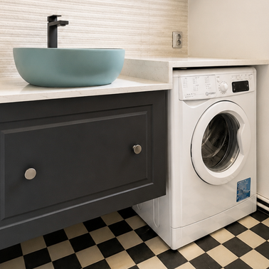 Mobilier pentru baie realizat la comandă de NORVINIA din MDF temoformat cu blat din cuarț compozit