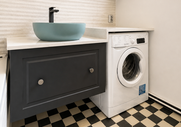 Mobilier pentru baie realizat la comandă de NORVINIA din MDF temoformat cu blat din cuarț compozit