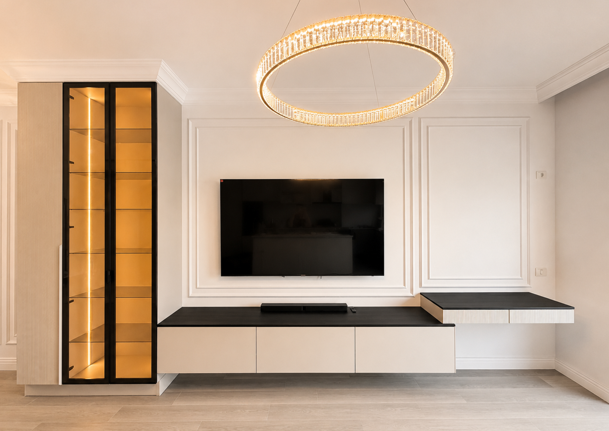 Mobilier pentru living din MDF termoformat cu vitrină și zonă de depozitare realizat la comandă de NORVINIA
