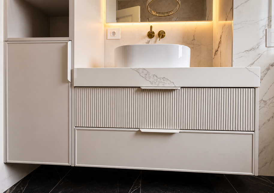 Mobilier pentru baie realizat la comandă de NORVINIA din MDF temoformat cu blat din cuarț compozit și oglindă