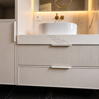 Mobilier pentru baie realizat la comandă de NORVINIA din MDF temoformat cu blat din cuarț compozit și oglindă