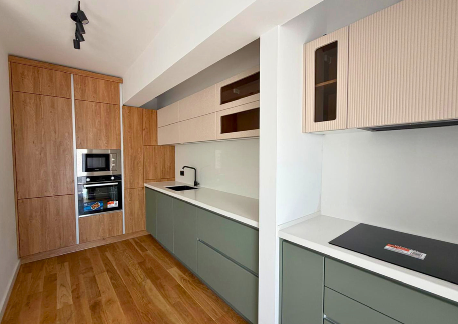 Mobilier de bucătărie NORVINIA, cu fronturi din MDF termoformat, blat și contrablat din cuarț compozit alb și mânere tip profil GOLA, finisaj aluminiu