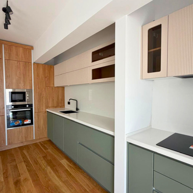 Mobilier de bucătărie NORVINIA, cu fronturi din MDF termoformat, blat și contrablat din cuarț compozit alb și mânere tip profil GOLA, finisaj aluminiu