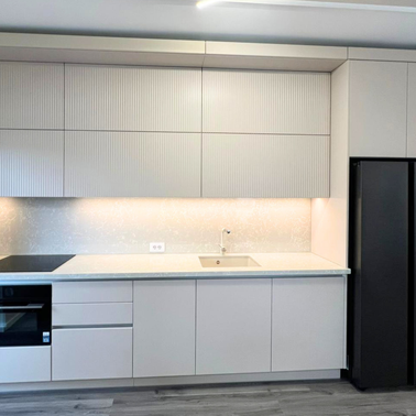 Mobilier la comandă pentru bucătărie NORVINIA, cu mânere tip profil GOLA și blat din cuarț compozit
