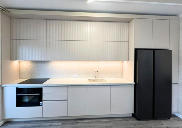 Mobilier la comandă pentru bucătărie NORVINIA, cu mânere tip profil GOLA și blat din cuarț compozit