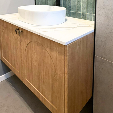 Mobilier pentru baie realizat la comandă de NORVINIA cu blat din cuartz compozit