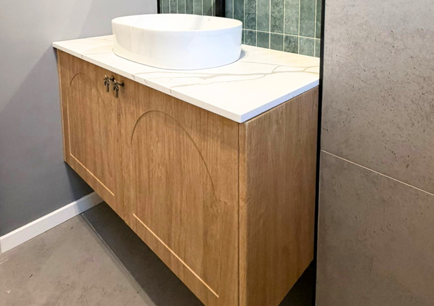 Mobilier pentru baie realizat la comandă de NORVINIA cu blat din cuartz compozit