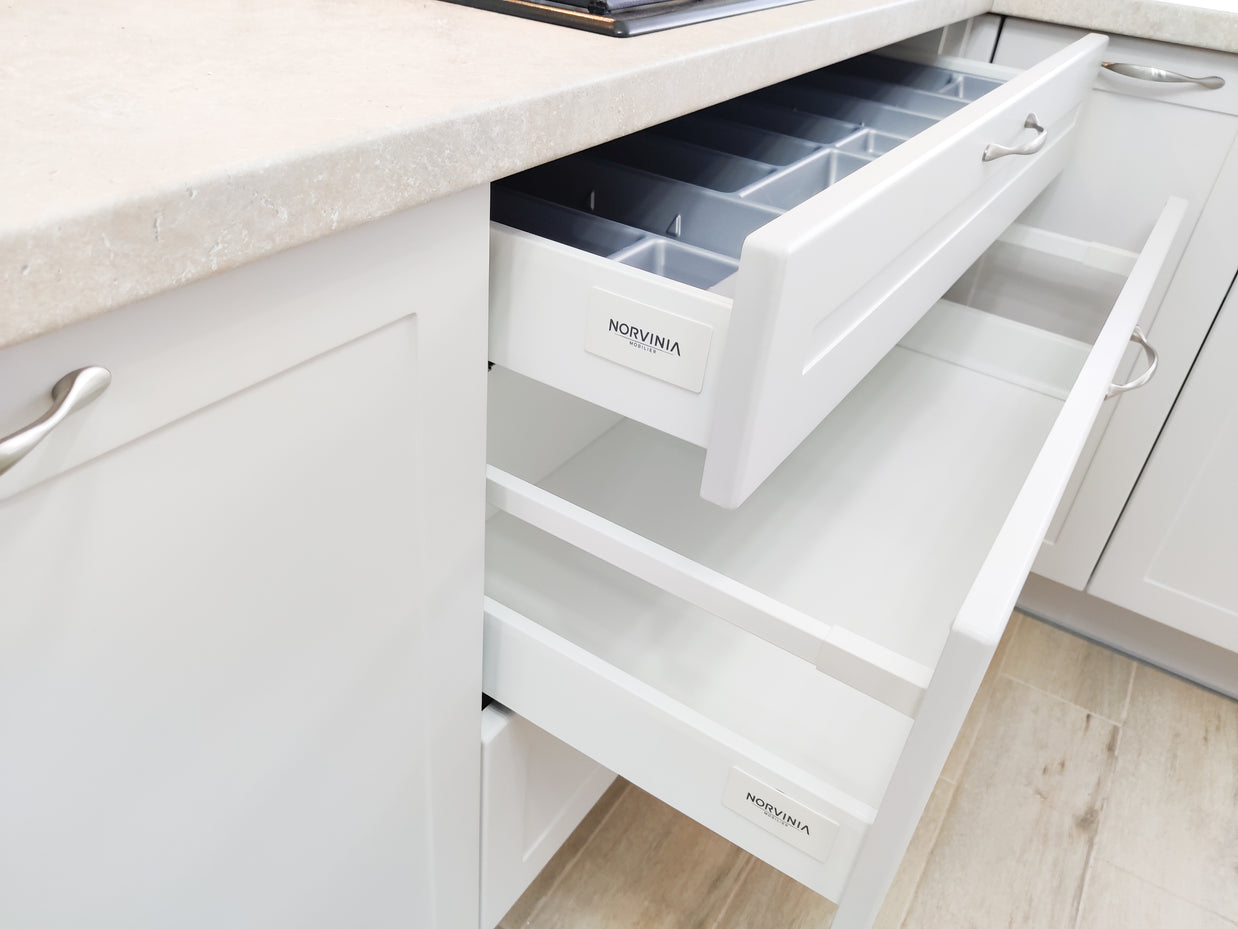 Mobilă de bucătărie NORVINIA cu blat termorezistent și fronturi din MDF termoformat
