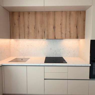 Mobilier de bucătărie cu fronturi din MDF termoformat, cu blat și contrablat din cuarț compozit și mânere tip profil GOLA