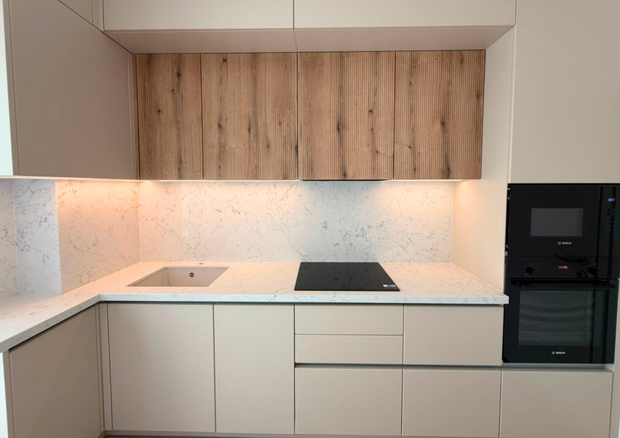 Mobilier de bucătărie cu fronturi din MDF termoformat, cu blat și contrablat din cuarț compozit și mânere tip profil GOLA