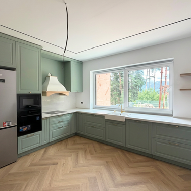 Mobilier de bucătărie din MDF termoformat cu blat din cuarț și mânere metalice aplicate aurii