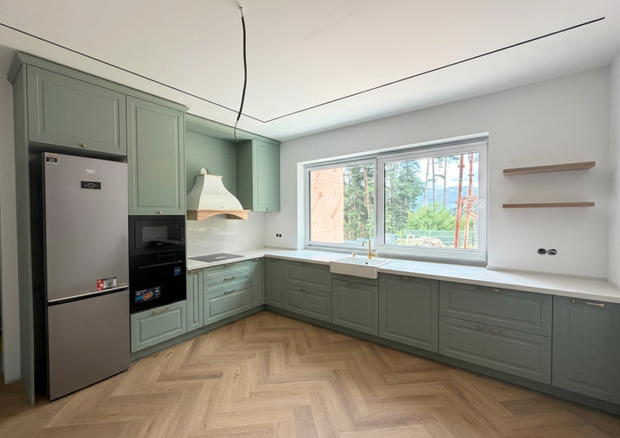 Mobilier de bucătărie din MDF termoformat cu blat din cuarț și mânere metalice aplicate aurii