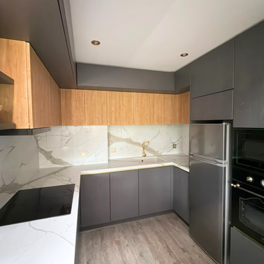 Mobilier din MDF termoformat cu blat și contrablat din cuarț compozit, cu mânere tip profil GOLA