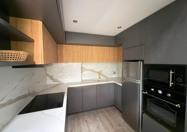 Mobilier din MDF termoformat cu blat și contrablat din cuarț compozit, cu mânere tip profil GOLA