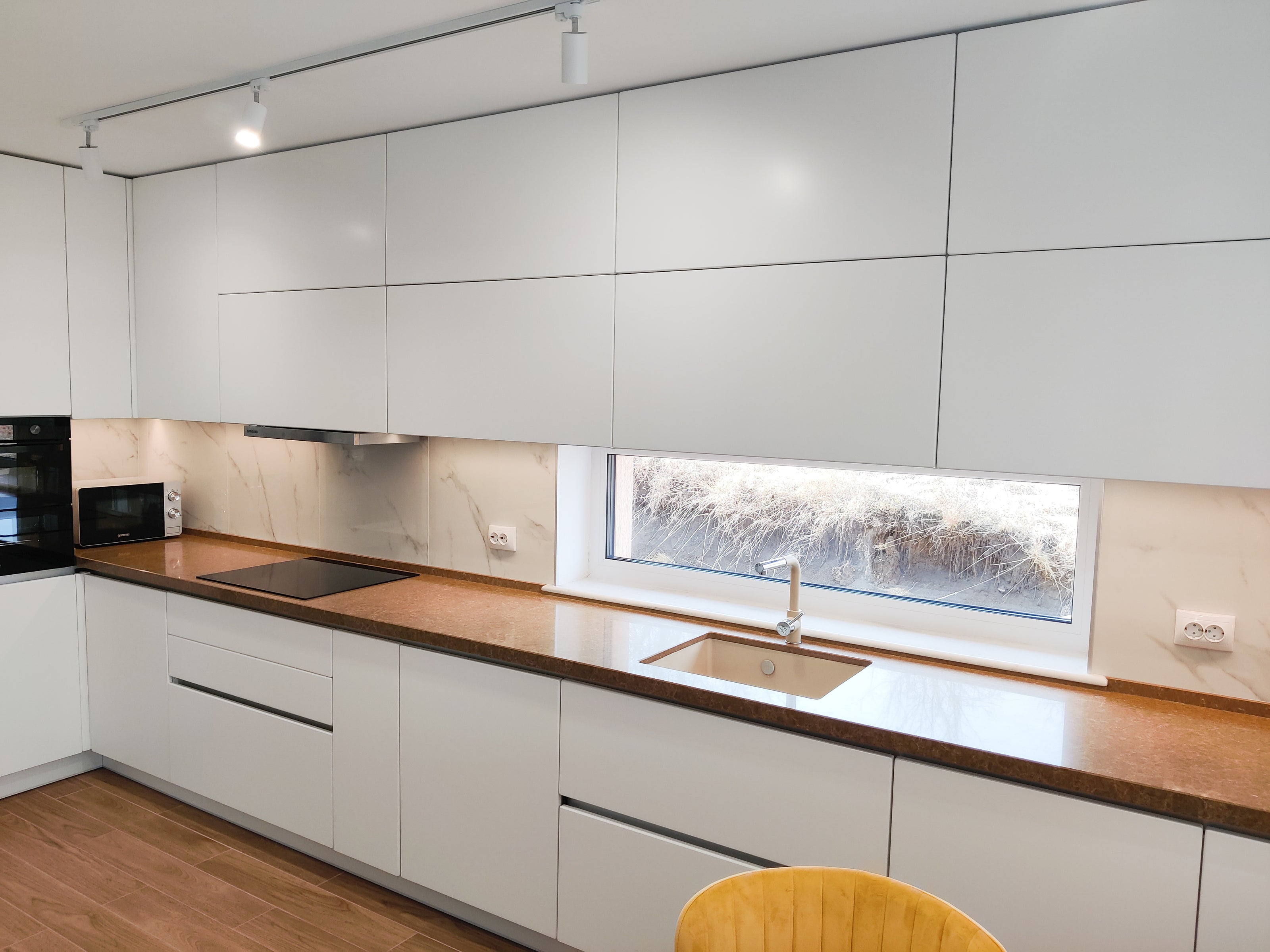 Mobilier de bucătărie NORVINIA din MDF cu blat din cuarț compozit, mânere Gola montate în spatele ușilor