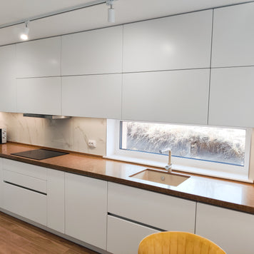 Mobilier de bucătărie NORVINIA din MDF cu blat din cuarț compozit, mânere Gola montate în spatele ușilor