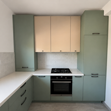 Mobilier de bucătărie NORVINIA, cu fronturi din MDF termoformat, blat din cuarț compozit și mânere metalice aplicate