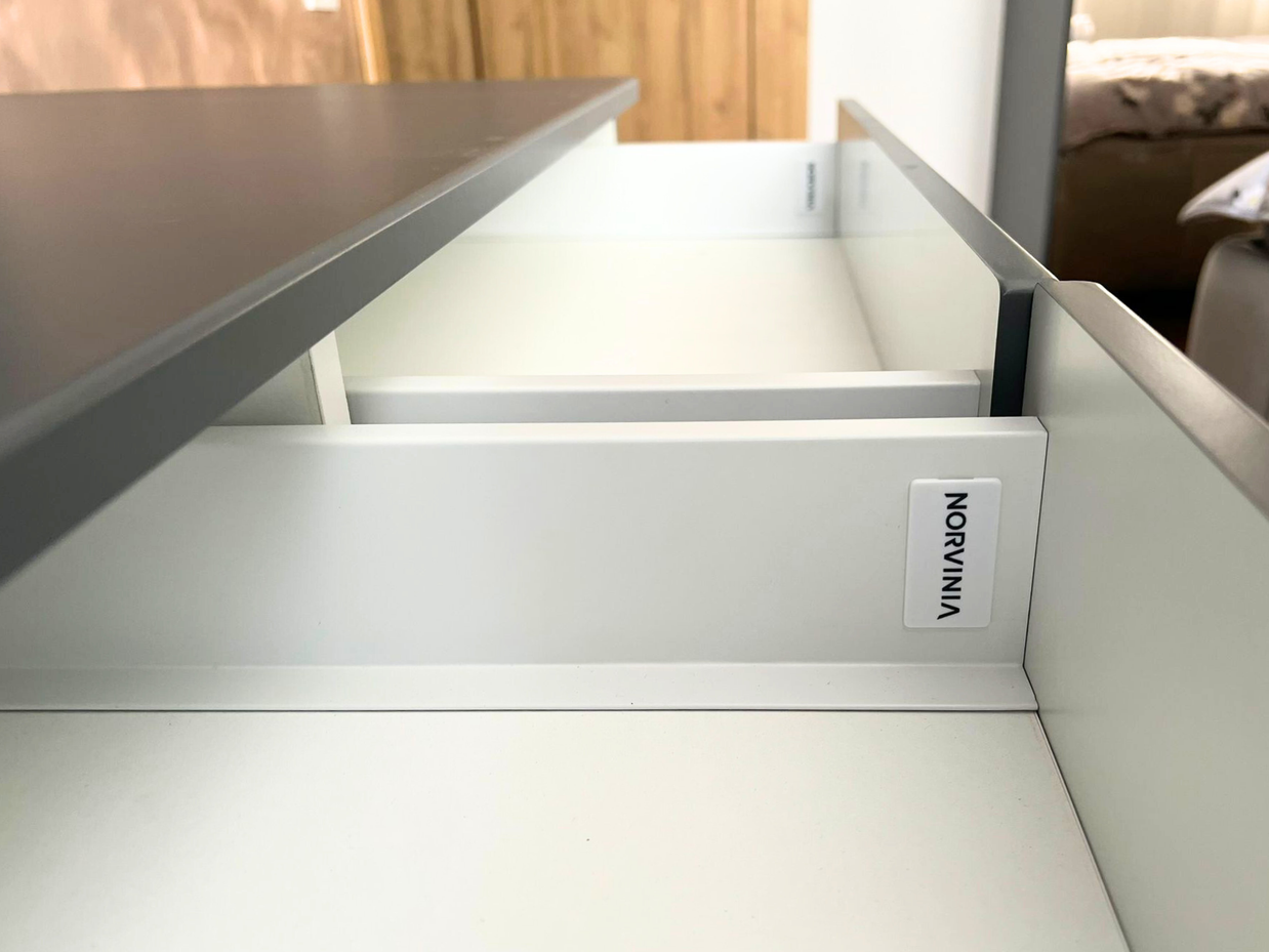Mobilier la comandă pentru dormitor, din MDF termoformat - comodă, dressing, noptiere